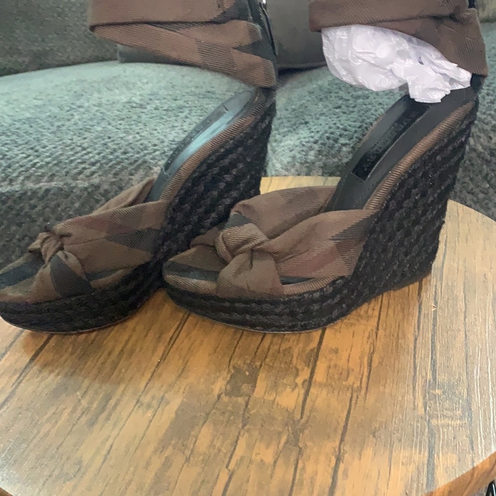 AUTHENTIC BURBERRY WEDGES - Picture 5 of 9